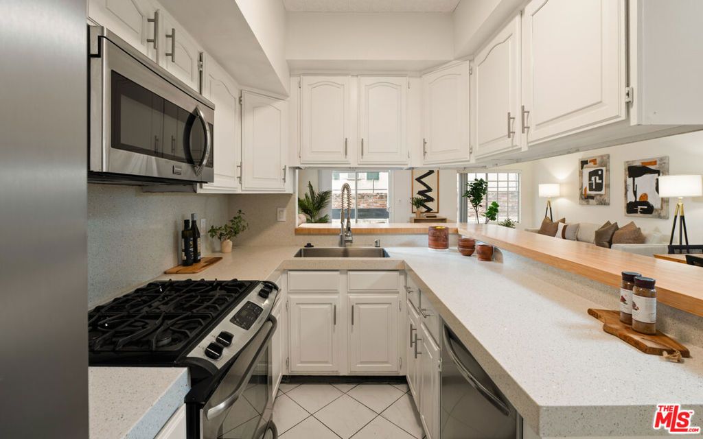 Image 12 of property listing at 10627 Ashton Avenue 103, Los Angeles, CA 90024