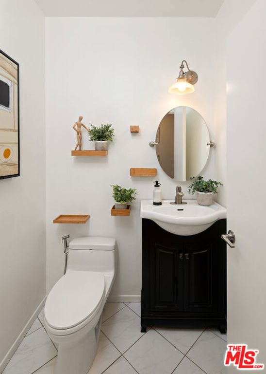 Image 14 of property listing at 10627 Ashton Avenue 103, Los Angeles, CA 90024