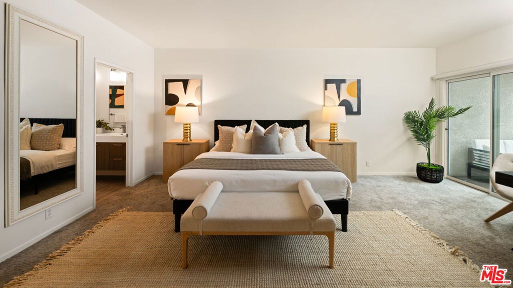 Image 16 of property listing at 10627 Ashton Avenue 103, Los Angeles, CA 90024