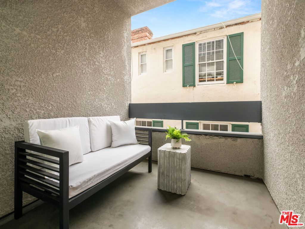 Image 19 of property listing at 10627 Ashton Avenue 103, Los Angeles, CA 90024