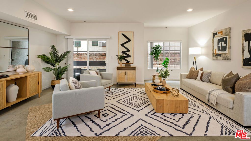 Image 2 of property listing at 10627 Ashton Avenue 103, Los Angeles, CA 90024