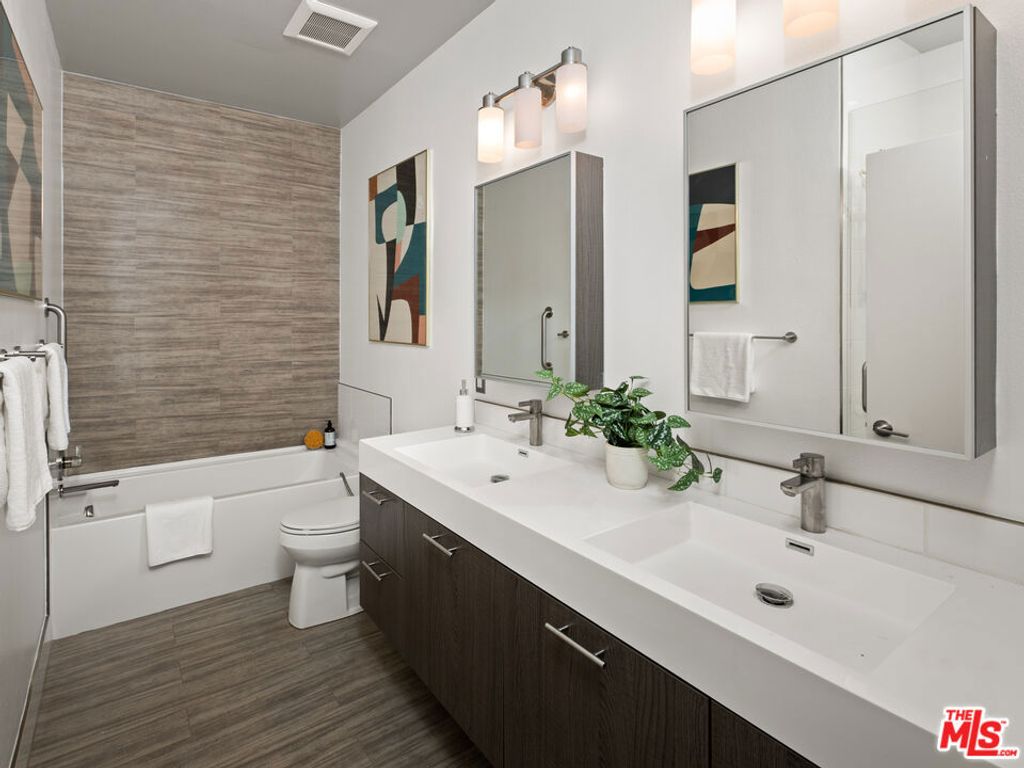 Image 20 of property listing at 10627 Ashton Avenue 103, Los Angeles, CA 90024