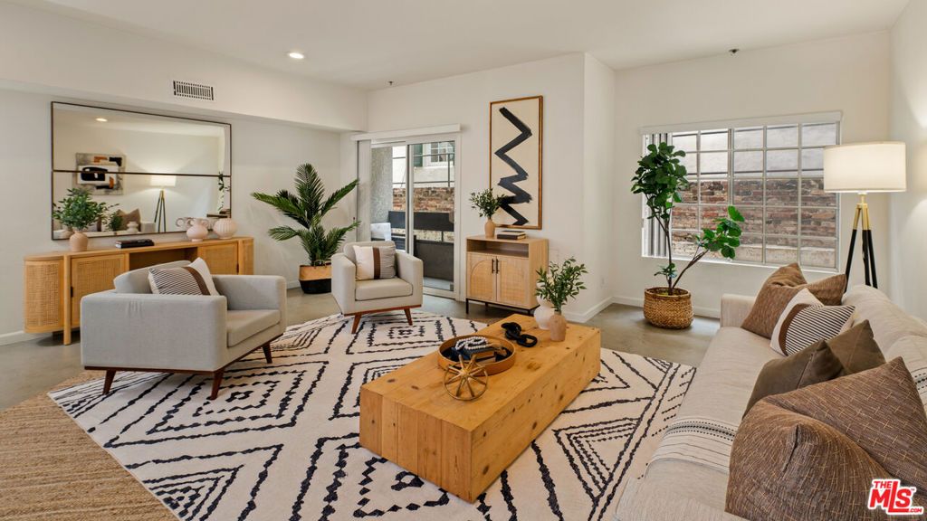 Image 3 of property listing at 10627 Ashton Avenue 103, Los Angeles, CA 90024