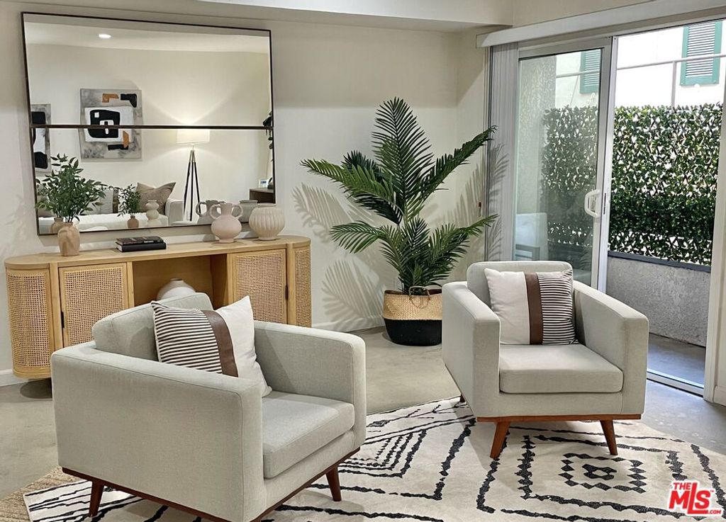 Image 5 of property listing at 10627 Ashton Avenue 103, Los Angeles, CA 90024