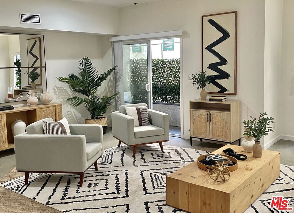 Image 6 of property listing at 10627 Ashton Avenue 103, Los Angeles, CA 90024