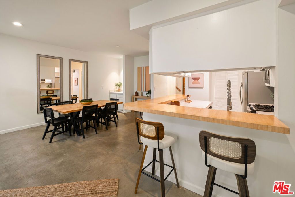 Image 8 of property listing at 10627 Ashton Avenue 103, Los Angeles, CA 90024