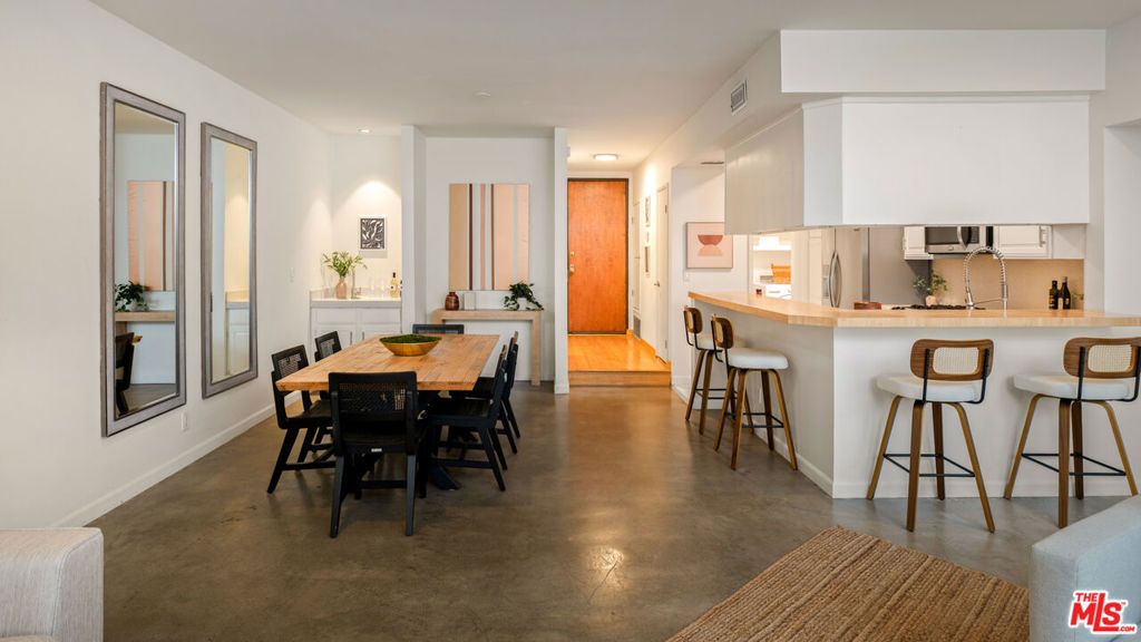 Image 9 of property listing at 10627 Ashton Avenue 103, Los Angeles, CA 90024