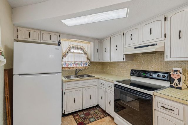 8052 DEDHAM DRIVE, Port Richey, FL 34668