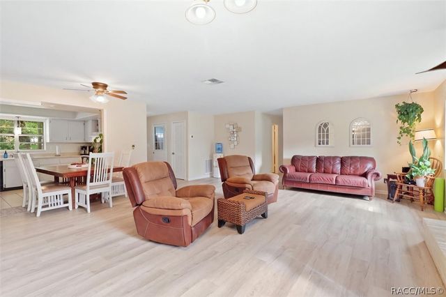 937 N McGowan Avenue, Crystal River, FL 34429