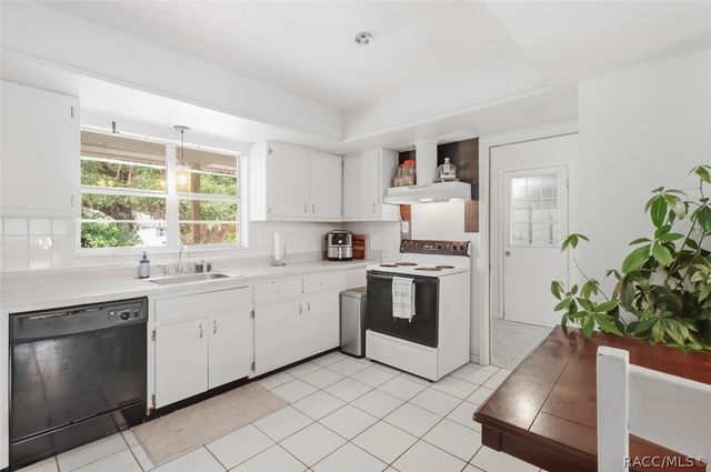 937 N McGowan Avenue, Crystal River, FL 34429