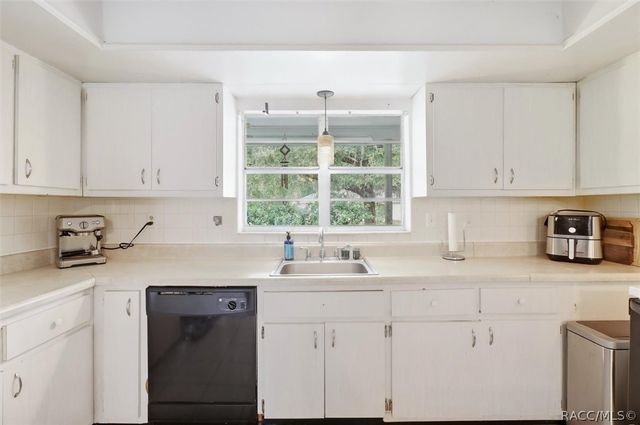 937 N McGowan Avenue, Crystal River, FL 34429