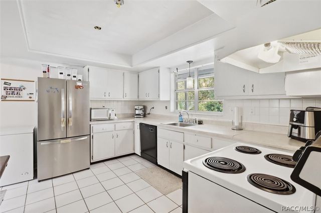 937 N McGowan Avenue, Crystal River, FL 34429