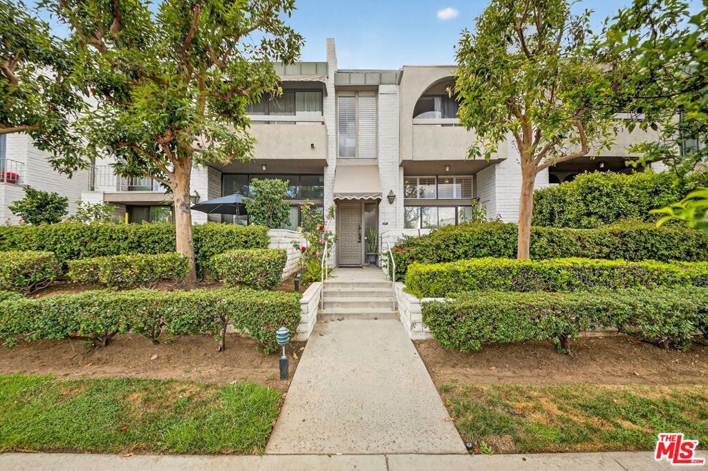 Image 1 of property listing at 5305 White Oak Avenue F, Encino, CA 91316