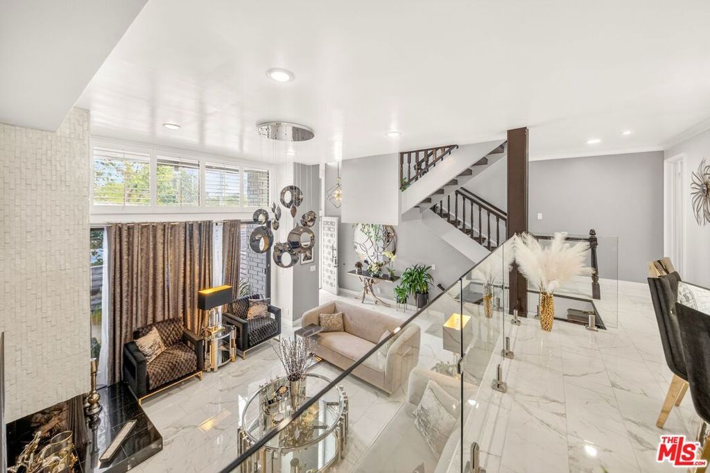 Image 12 of property listing at 5305 White Oak Avenue F, Encino, CA 91316