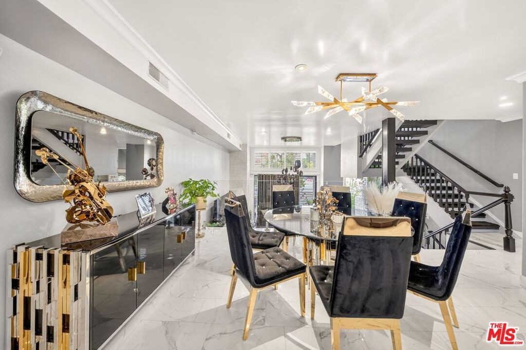 Image 14 of property listing at 5305 White Oak Avenue F, Encino, CA 91316