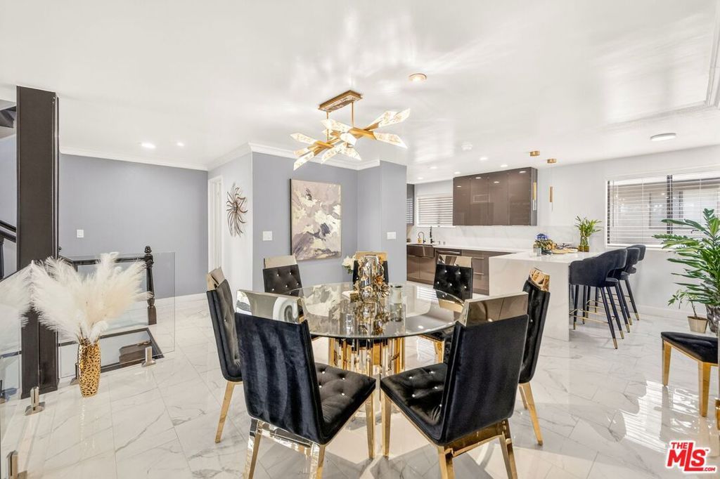 Image 15 of property listing at 5305 White Oak Avenue F, Encino, CA 91316