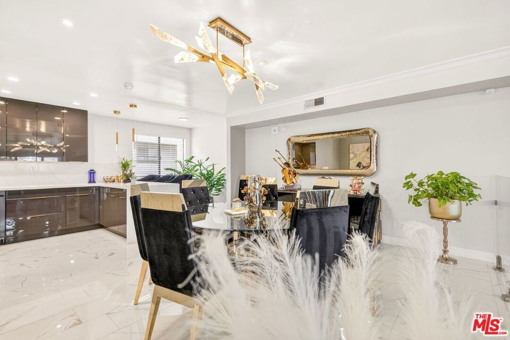 Image 16 of property listing at 5305 White Oak Avenue F, Encino, CA 91316