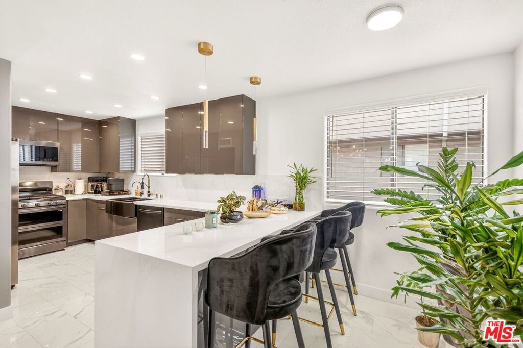 Image 17 of property listing at 5305 White Oak Avenue F, Encino, CA 91316