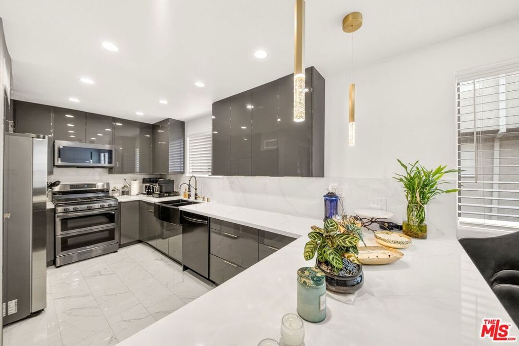 Image 19 of property listing at 5305 White Oak Avenue F, Encino, CA 91316