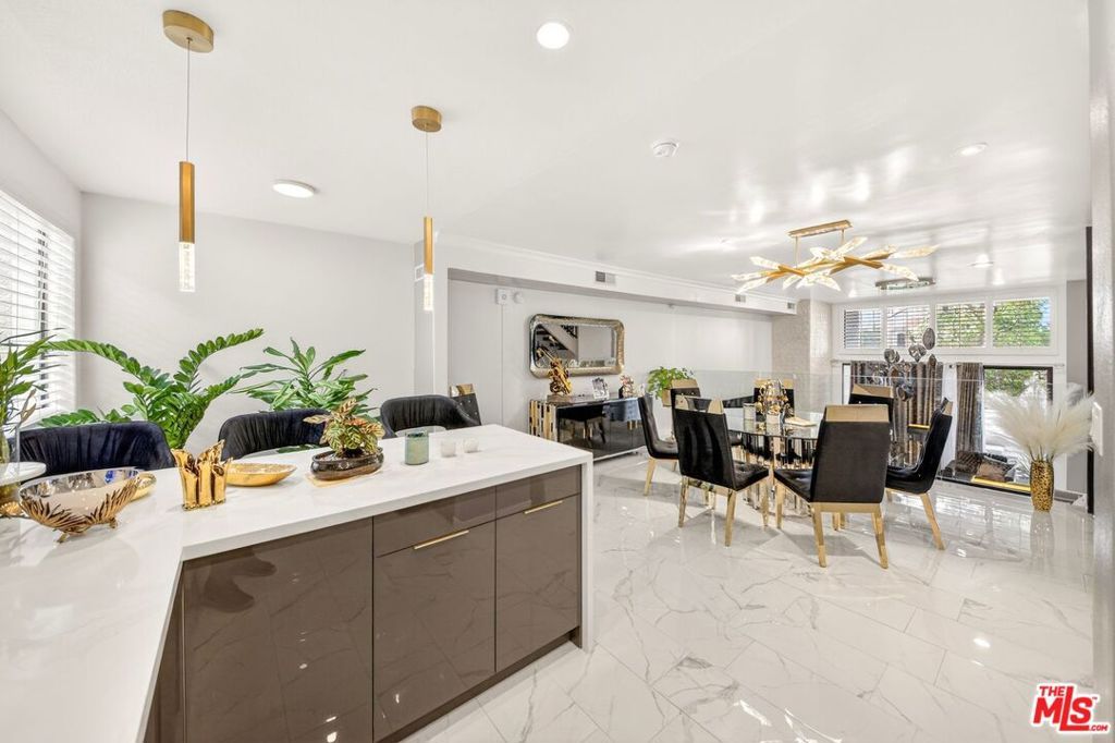 Image 22 of property listing at 5305 White Oak Avenue F, Encino, CA 91316