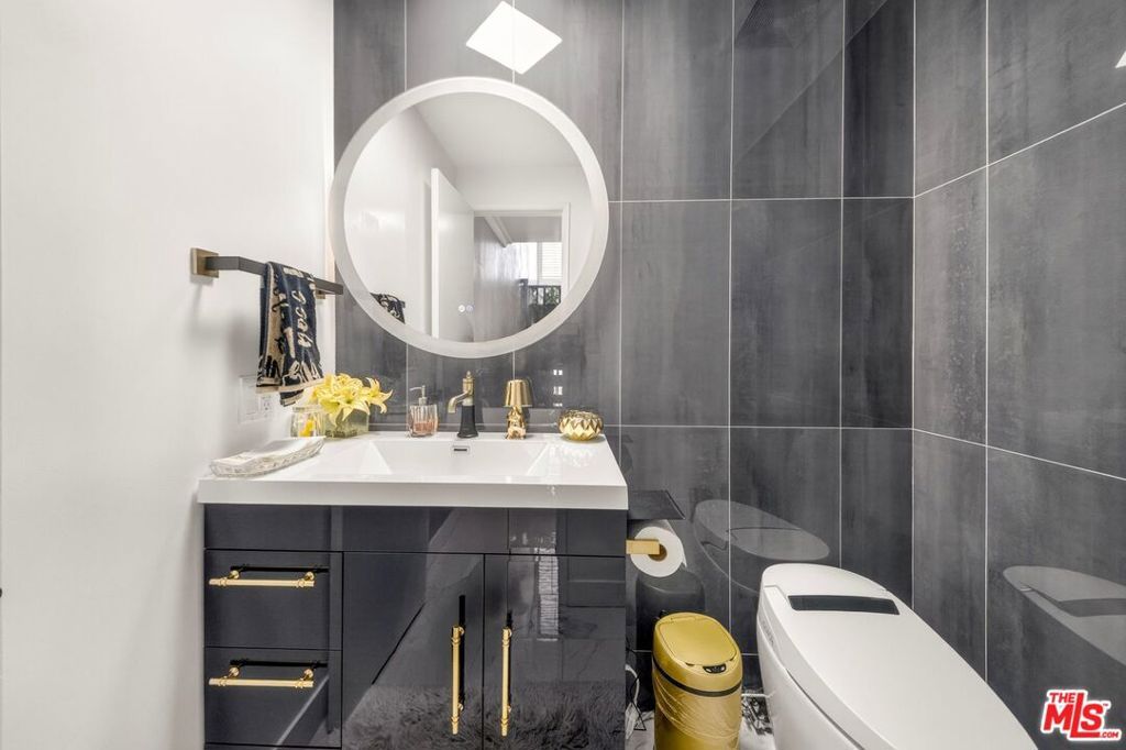 Image 24 of property listing at 5305 White Oak Avenue F, Encino, CA 91316