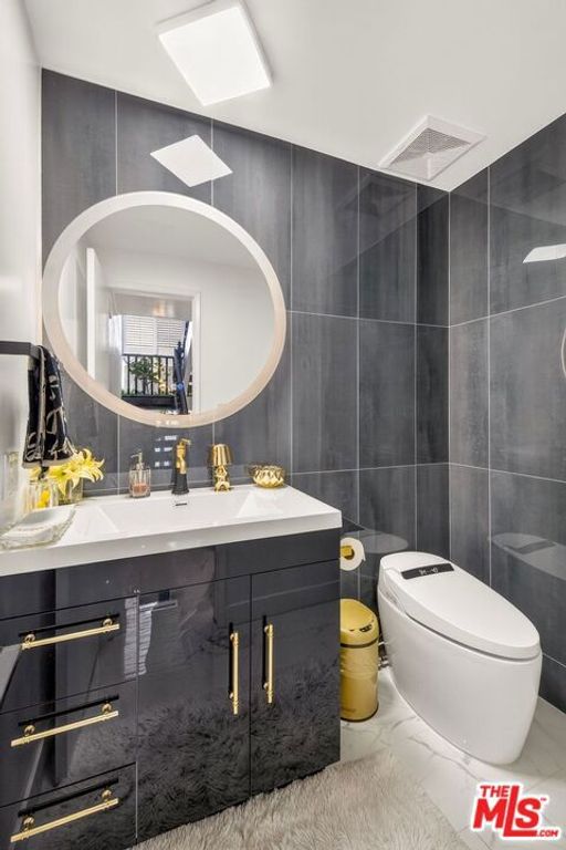 Image 25 of property listing at 5305 White Oak Avenue F, Encino, CA 91316