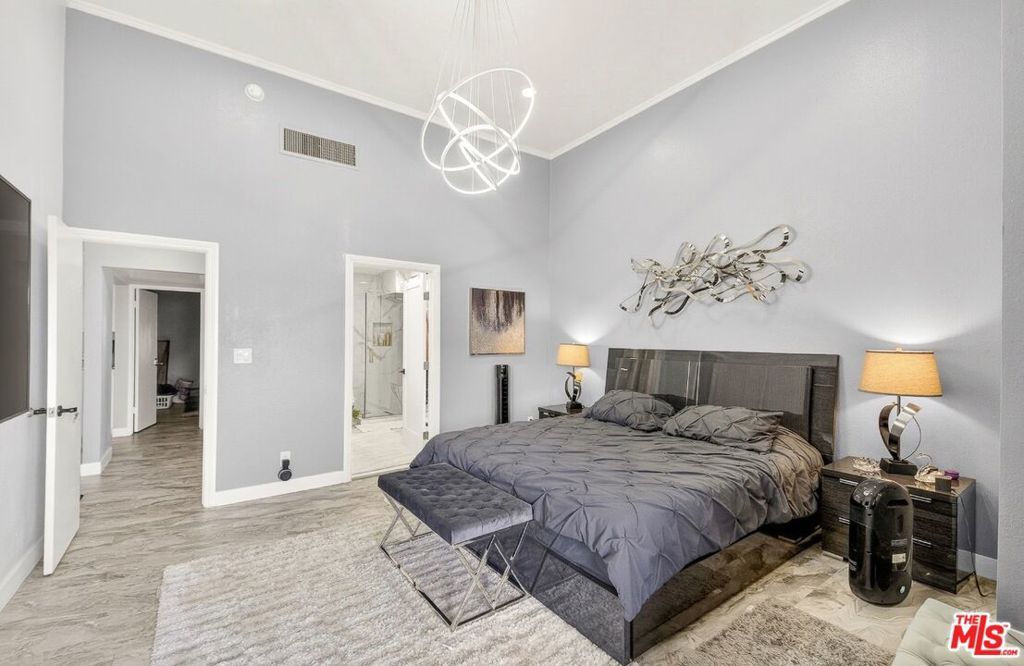 Image 27 of property listing at 5305 White Oak Avenue F, Encino, CA 91316