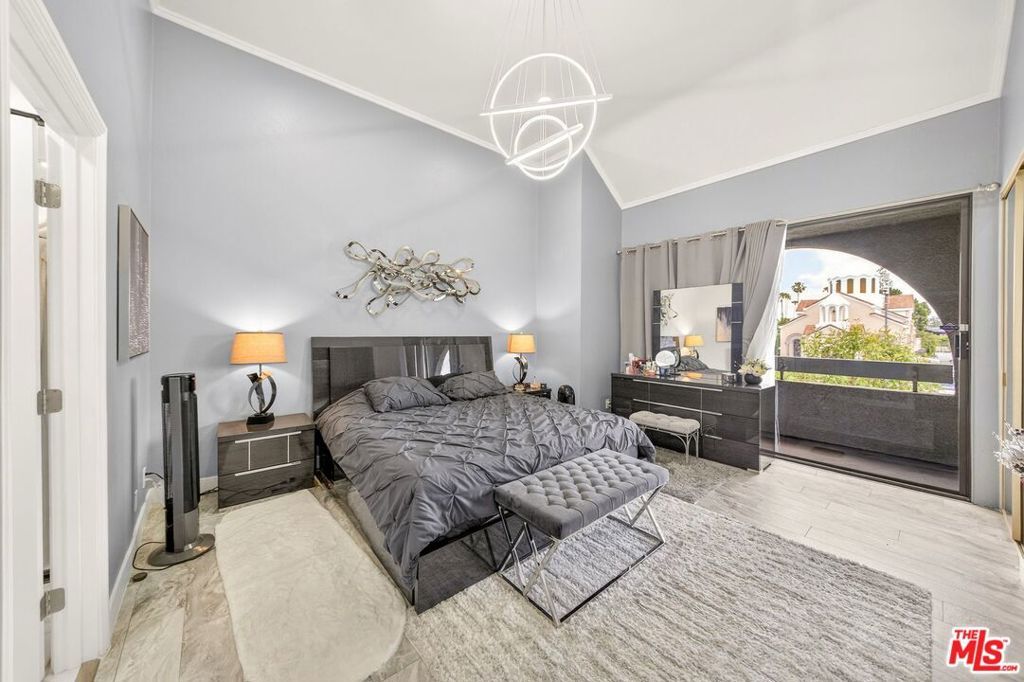 Image 28 of property listing at 5305 White Oak Avenue F, Encino, CA 91316