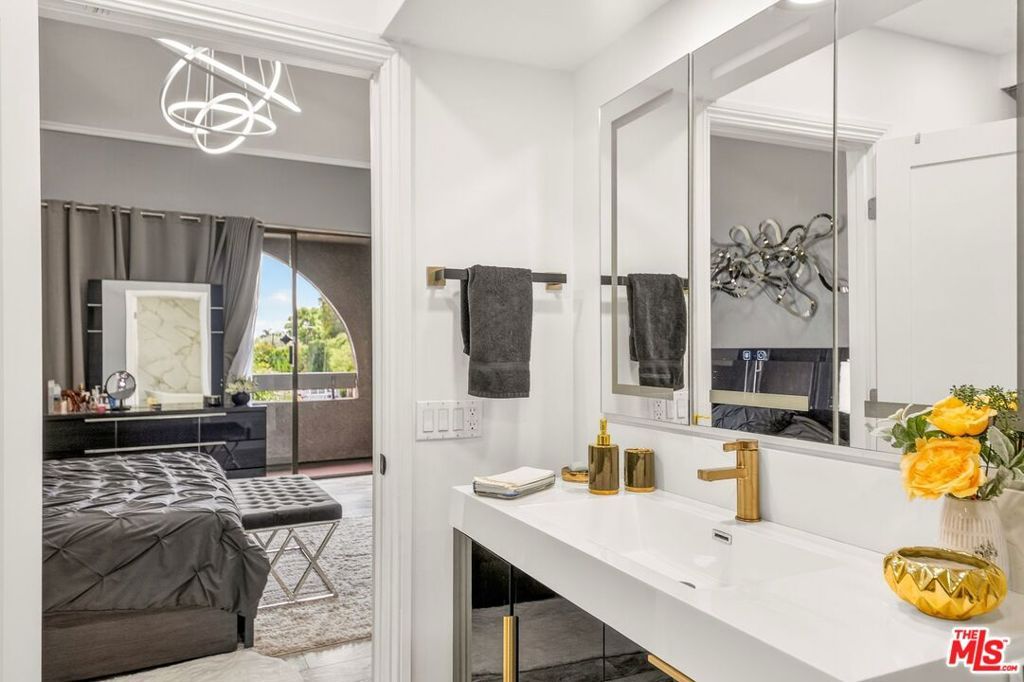 Image 29 of property listing at 5305 White Oak Avenue F, Encino, CA 91316