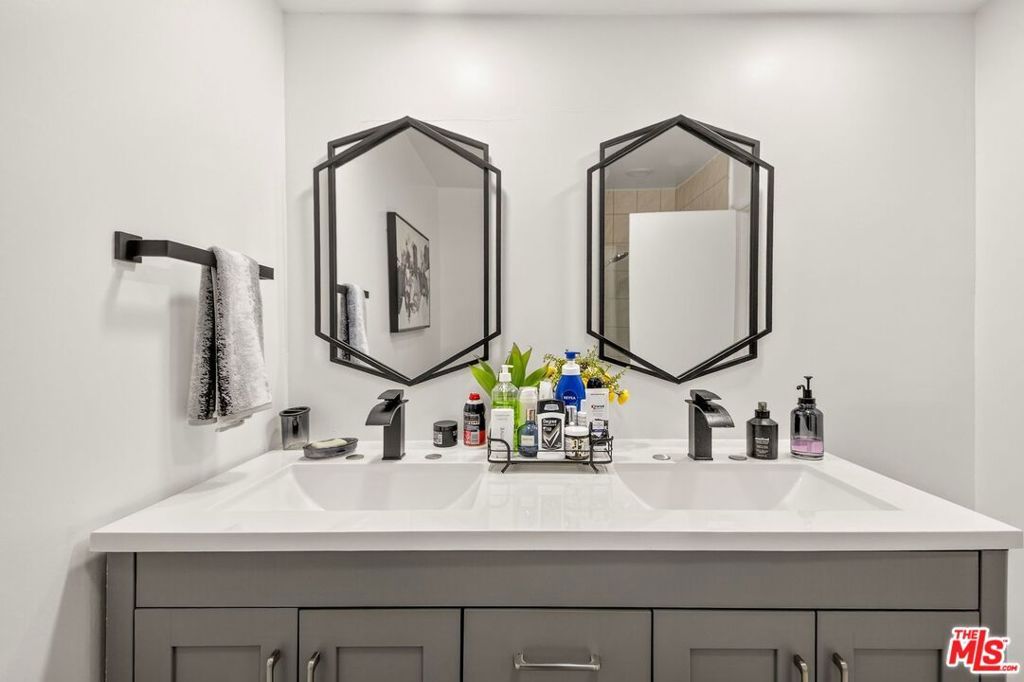 Image 35 of property listing at 5305 White Oak Avenue F, Encino, CA 91316