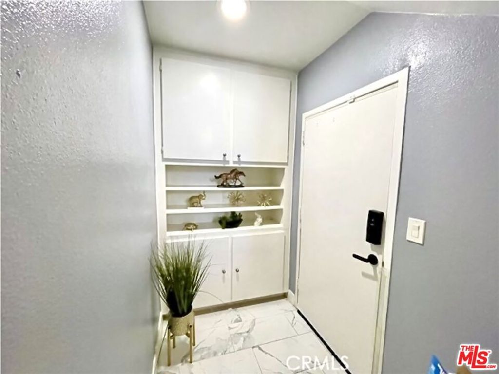 Image 38 of property listing at 5305 White Oak Avenue F, Encino, CA 91316