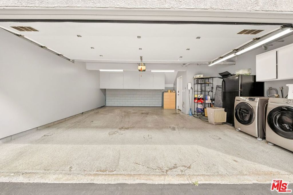 Image 39 of property listing at 5305 White Oak Avenue F, Encino, CA 91316