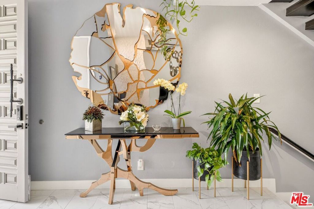 Image 4 of property listing at 5305 White Oak Avenue F, Encino, CA 91316