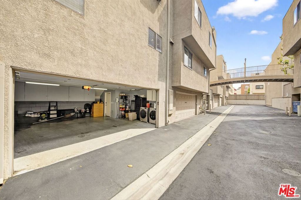 Image 40 of property listing at 5305 White Oak Avenue F, Encino, CA 91316