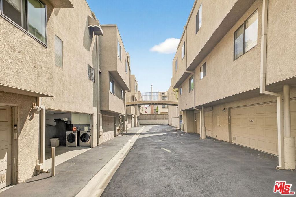 Image 41 of property listing at 5305 White Oak Avenue F, Encino, CA 91316