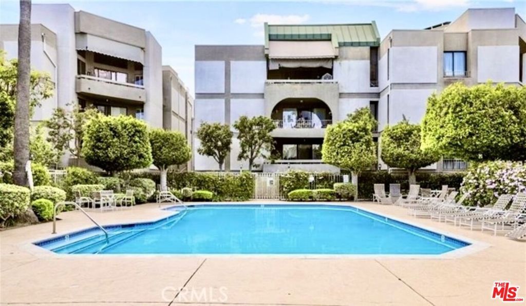 Image 43 of property listing at 5305 White Oak Avenue F, Encino, CA 91316