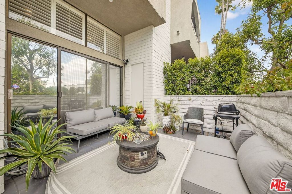 Image 9 of property listing at 5305 White Oak Avenue F, Encino, CA 91316