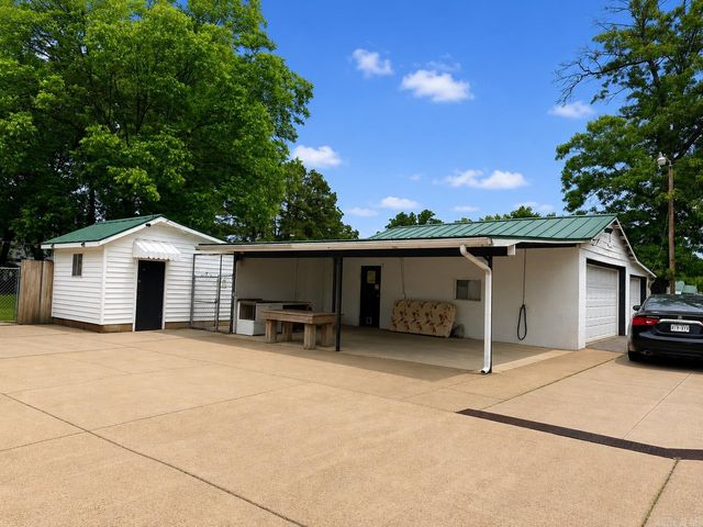 300 W Hinkley St, Brookland, AR 72417