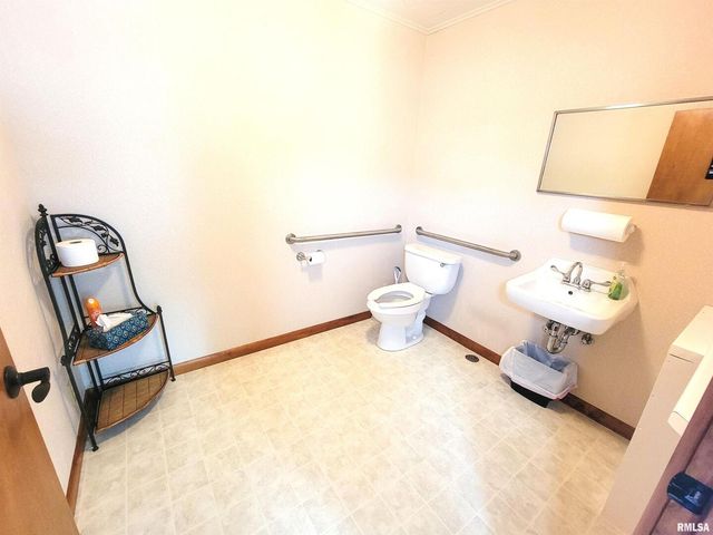 119 W 2ND Street, Flora, IL 62839