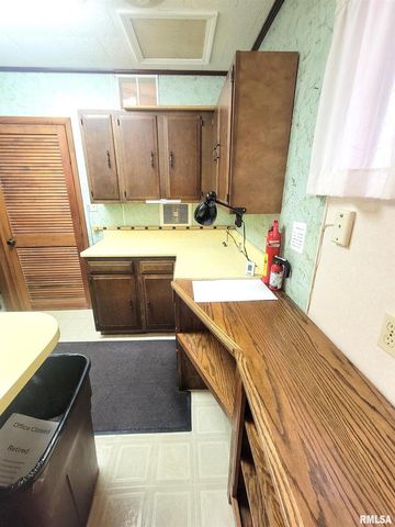 119 W 2ND Street, Flora, IL 62839