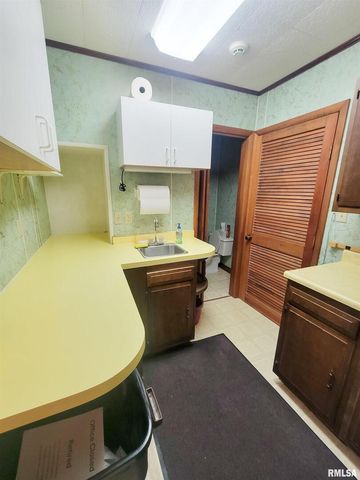 119 W 2ND Street, Flora, IL 62839