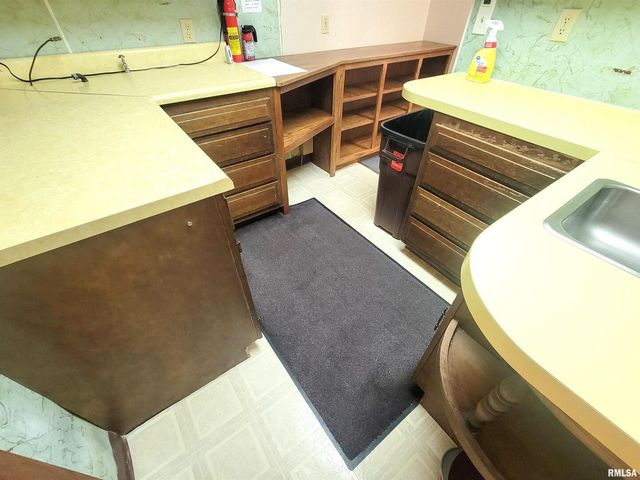 119 W 2ND Street, Flora, IL 62839