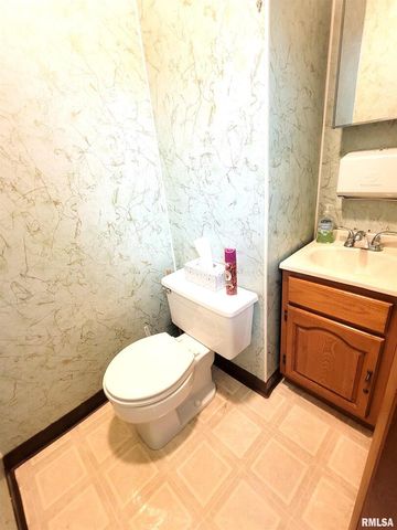 119 W 2ND Street, Flora, IL 62839