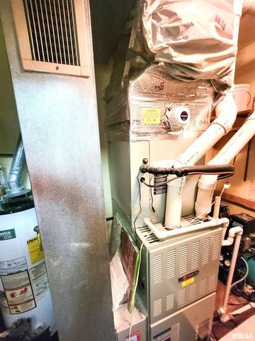 119 W 2ND Street, Flora, IL 62839