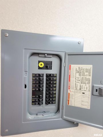 119 W 2ND Street, Flora, IL 62839