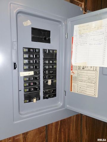 119 W 2ND Street, Flora, IL 62839