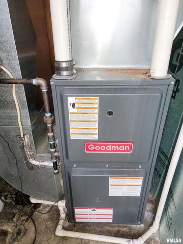 119 W 2ND Street, Flora, IL 62839