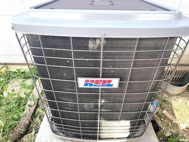 119 W 2ND Street, Flora, IL 62839