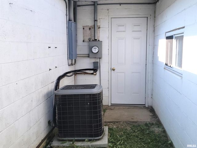 119 W 2ND Street, Flora, IL 62839