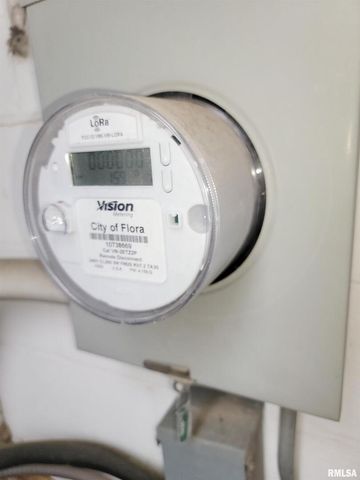 119 W 2ND Street, Flora, IL 62839